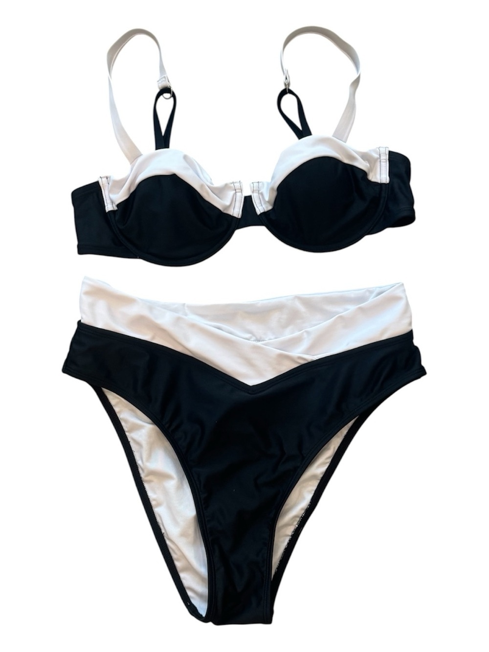 Cupshe Black and White Underwire V-Waist Bikini - Picture 2 of 3